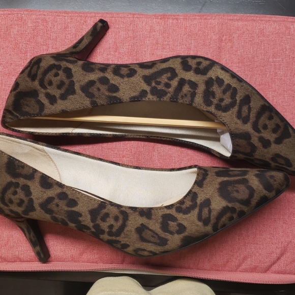 LifeStride Sevyn Olive and Black Leopard Pump - Picture 2 of 7